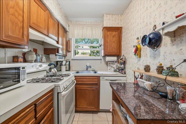 74 Edwards Street 2B, Roslyn Heights, NY 11577