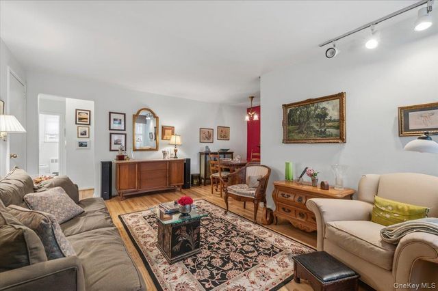 74 Edwards Street 2B, Roslyn Heights, NY 11577