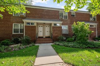 74 Edwards Street 2B, Roslyn Heights, NY 11577