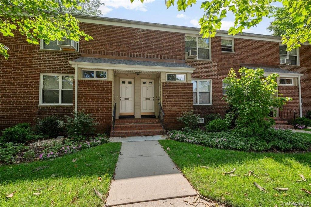 74 Edwards Street 2B, Roslyn Heights, NY 11577