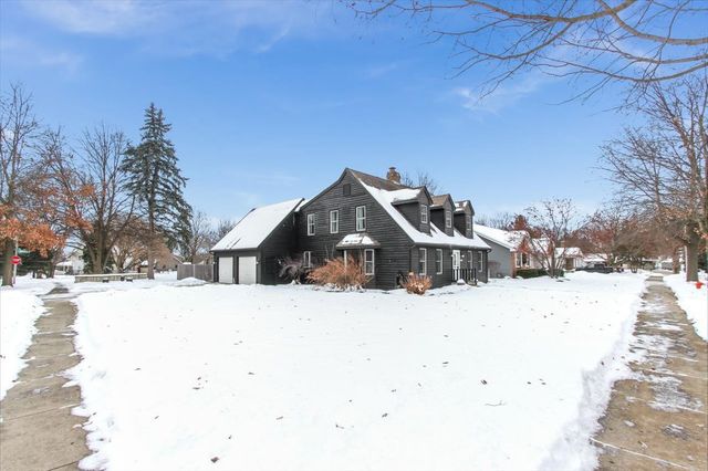 900 Glenmore Lane, Elgin, IL 60124