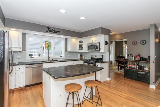 900 Glenmore Lane, Elgin, IL 60124