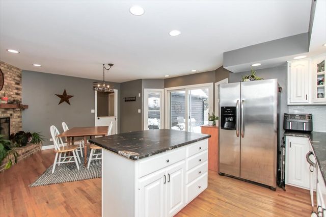 900 Glenmore Lane, Elgin, IL 60124