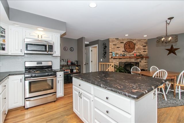 900 Glenmore Lane, Elgin, IL 60124