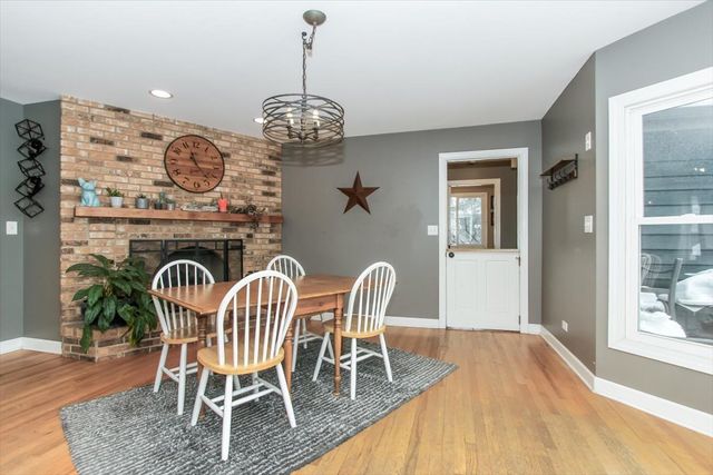 900 Glenmore Lane, Elgin, IL 60124