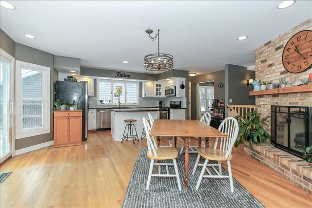 900 Glenmore Lane, Elgin, IL 60124