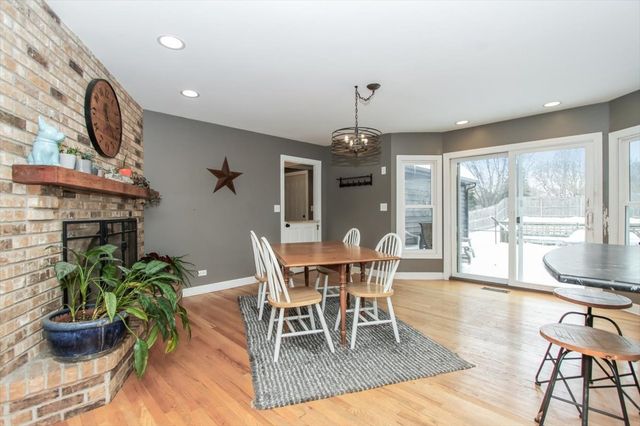 900 Glenmore Lane, Elgin, IL 60124