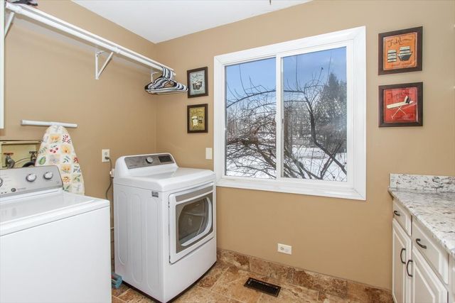 900 Glenmore Lane, Elgin, IL 60124