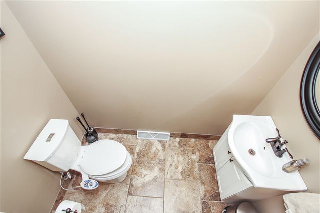 900 Glenmore Lane, Elgin, IL 60124