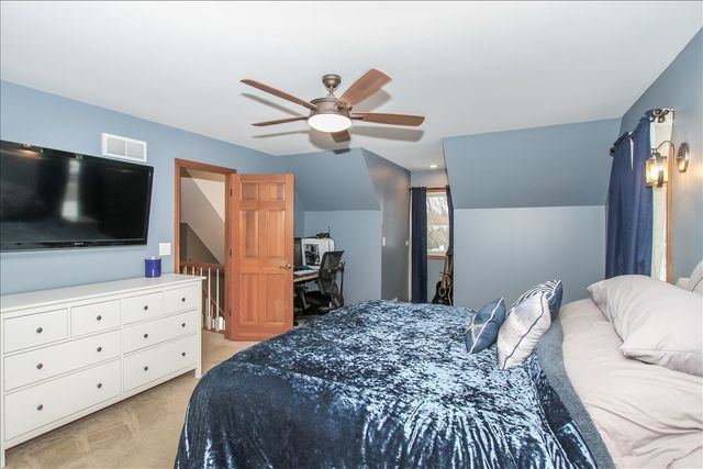 900 Glenmore Lane, Elgin, IL 60124