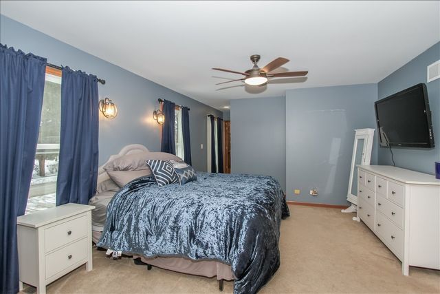 900 Glenmore Lane, Elgin, IL 60124