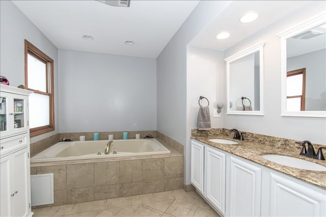 900 Glenmore Lane, Elgin, IL 60124