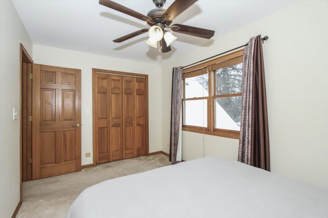 900 Glenmore Lane, Elgin, IL 60124