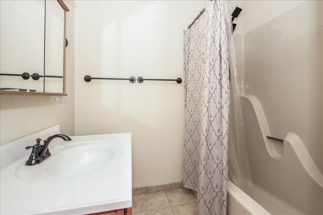 900 Glenmore Lane, Elgin, IL 60124