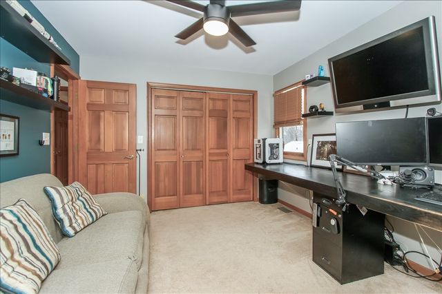 900 Glenmore Lane, Elgin, IL 60124