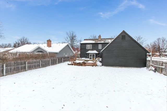 900 Glenmore Lane, Elgin, IL 60124