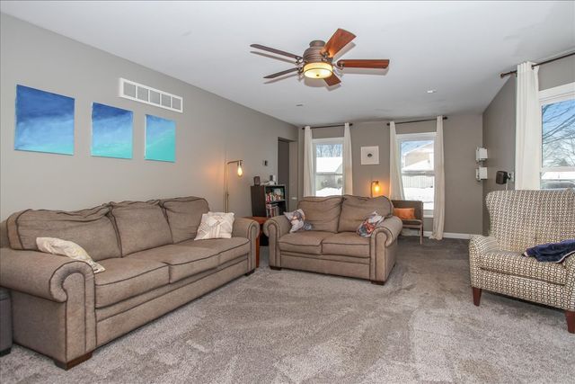 900 Glenmore Lane, Elgin, IL 60124