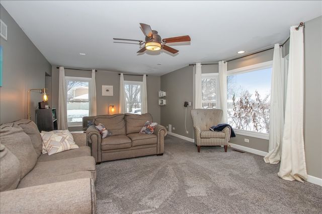 900 Glenmore Lane, Elgin, IL 60124