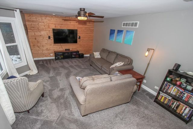 900 Glenmore Lane, Elgin, IL 60124