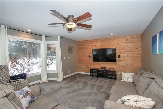 900 Glenmore Lane, Elgin, IL 60124