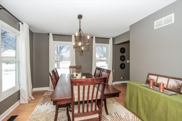 900 Glenmore Lane, Elgin, IL 60124