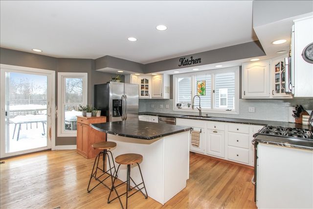 900 Glenmore Lane, Elgin, IL 60124