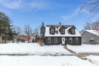 900 Glenmore Lane, Elgin, IL 60124