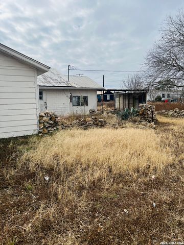 817 El Paso, Sabinal, TX 78801