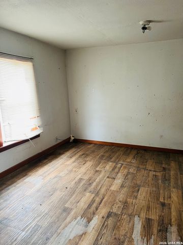 817 El Paso, Sabinal, TX 78801