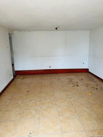 817 El Paso, Sabinal, TX 78801