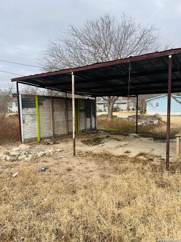 817 El Paso, Sabinal, TX 78801