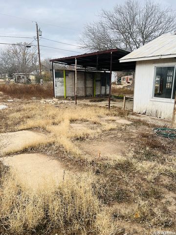 817 El Paso, Sabinal, TX 78801