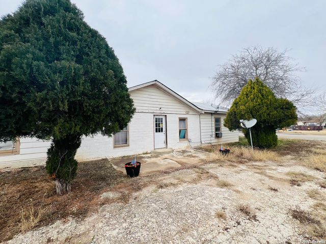 817 El Paso, Sabinal, TX 78801