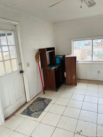 817 El Paso, Sabinal, TX 78801