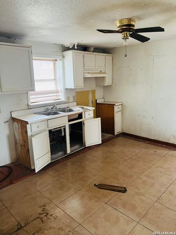 817 El Paso, Sabinal, TX 78801