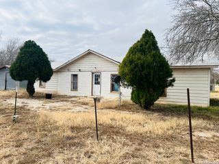 817 El Paso, Sabinal, TX 78801