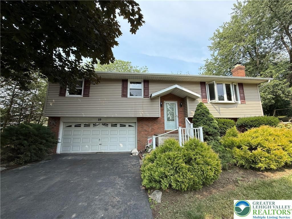 19 West SYLVAN Drive, Allen Twp, PA 18067