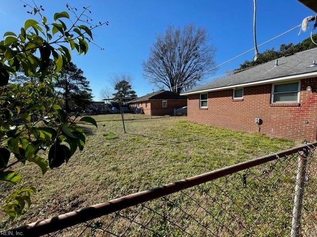 2018 Pond LN, Chesapeake, VA 23324