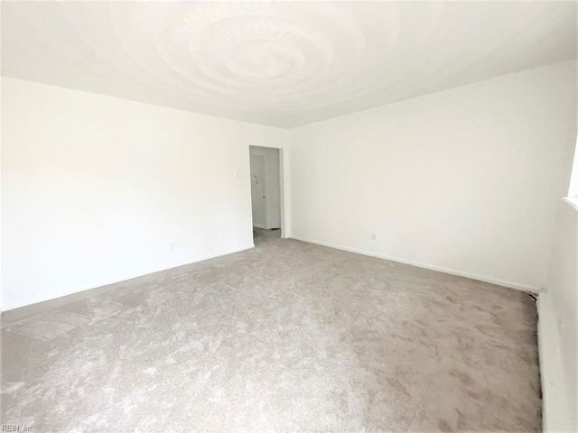 2018 Pond LN, Chesapeake, VA 23324