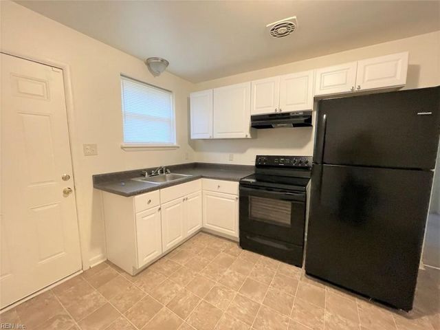 2018 Pond LN, Chesapeake, VA 23324