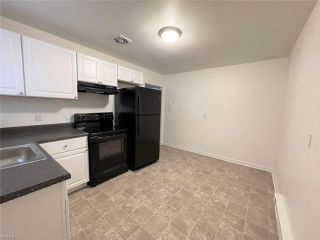 2018 Pond LN, Chesapeake, VA 23324