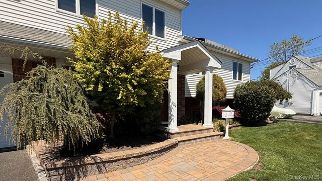 345 Oconnor Road, North Babylon, NY 11703