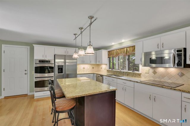 2 Cricket Lane, Simsbury, CT 06070