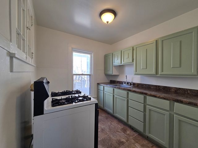 1608 E 12th Street, Davenport, IA 52803