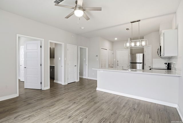 711 S Frio St Apt 1304, San Antonio, TX 78207