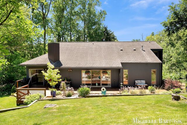 3301 Midland Drive SE, Grand Rapids, MI 49546