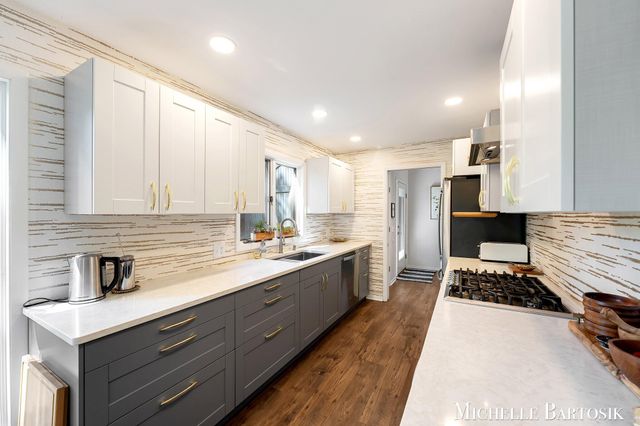 3301 Midland Drive SE, Grand Rapids, MI 49546