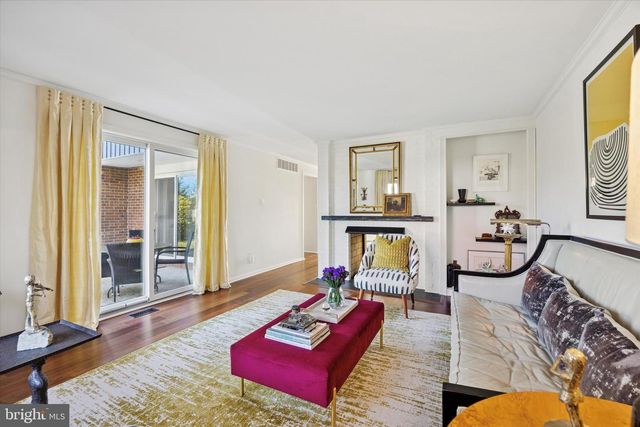 15 W CLOSE, Moorestown, NJ 08057