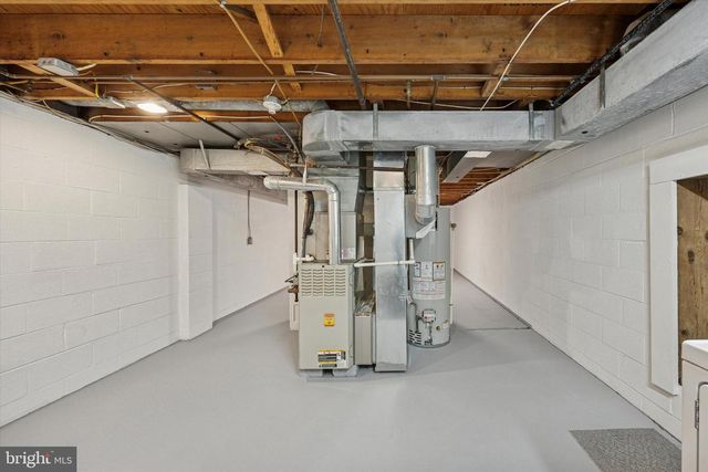 15 W CLOSE, Moorestown, NJ 08057