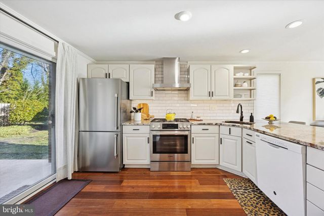 15 W CLOSE, Moorestown, NJ 08057